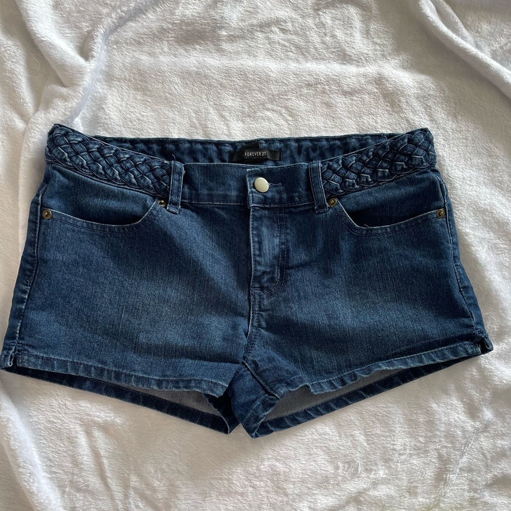 Forever 21 women’s mid rise dark blue denim shorts. Size 28.